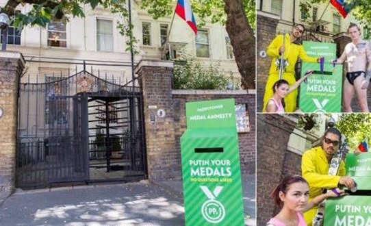 У посольства РФ в столице Англии установили ящик «для возврата медалей»
