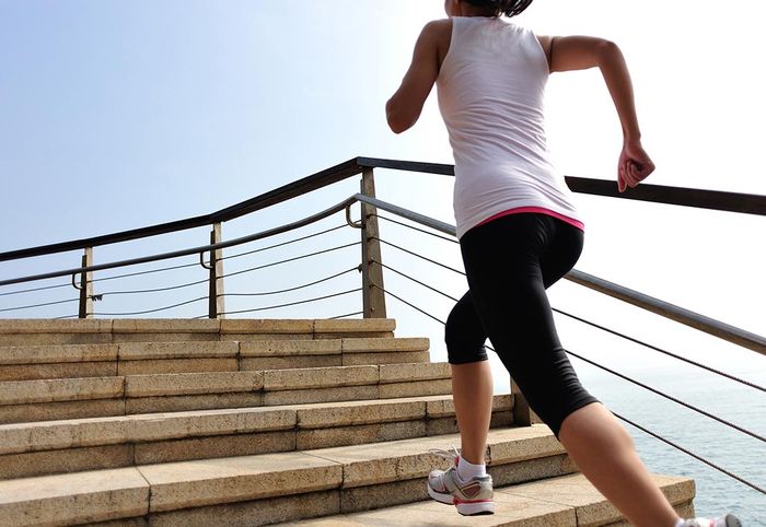 Сдерживает старение мозга ходьба по ступенькам лестницы — Ученые
