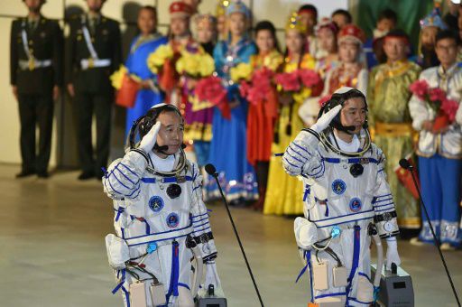 Привет, земляне: китайские космонавты с рабочей миссией «Шэньчжоу-11» возвращаются на Землю