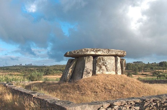 Древнейшие могилы использовались людьми в качестве телескопов
