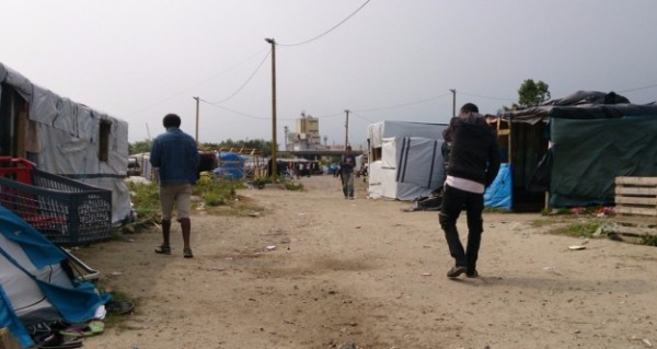 На репортера RT напали во французском лагере для беженцев