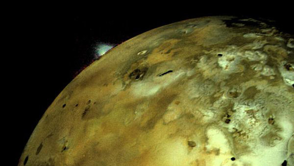 Ученые: Каждые 42 часа Юпитер «замораживает» атмосферу Ио