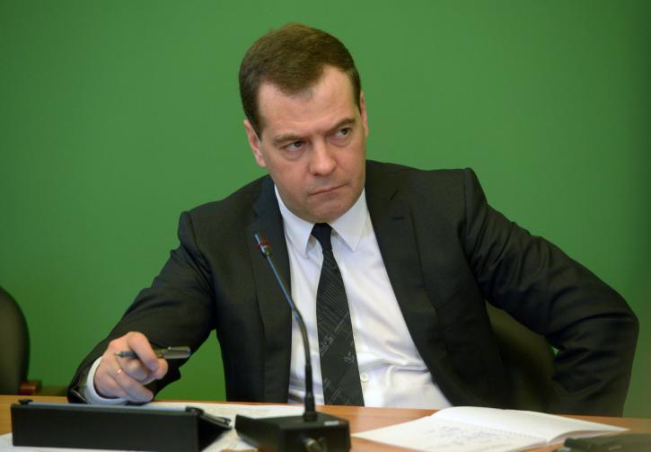 Гражданин Ростова просит В. Путина снизить заработную плату Медведеву до 15 тыс. руб.