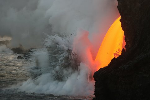 Размещено видео извержения вулкана на Гавайях