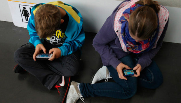 Ученые сообщили о развитии косоглазия у детей при использовании телефонов