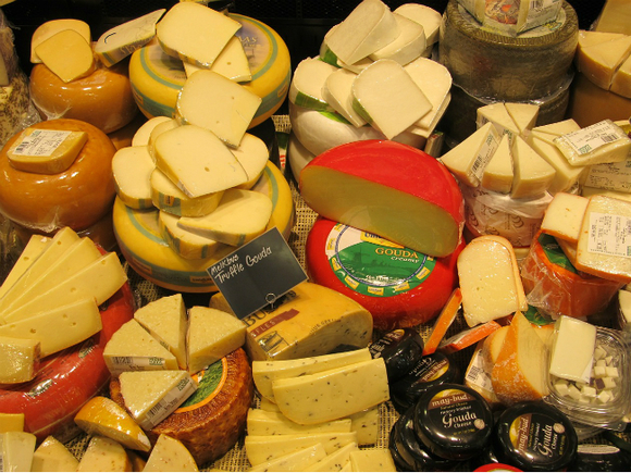 Ученые узнали, как сыр с плесенью продлевает жизнь