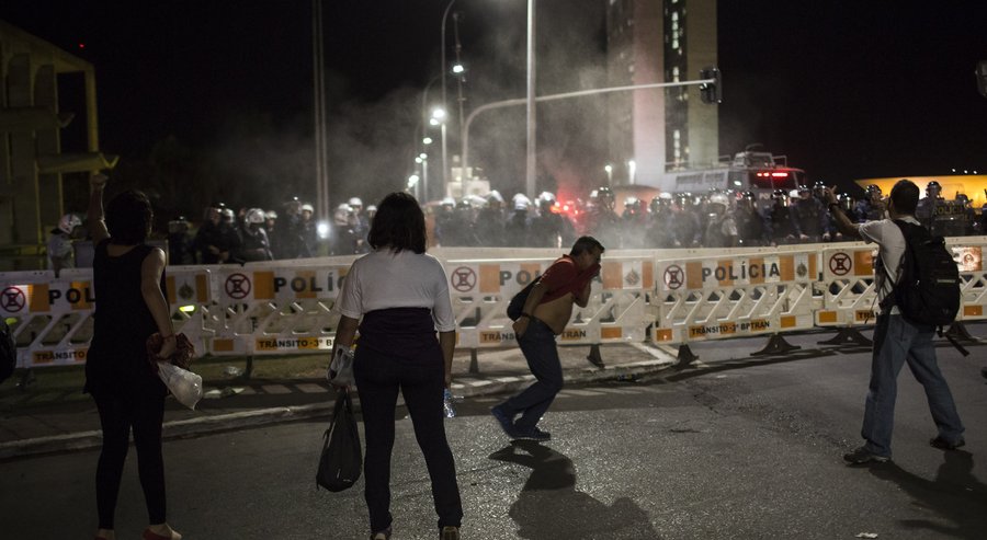 Начались столкновения приверженцев Русеф и милиции — Беспорядки в Бразилии