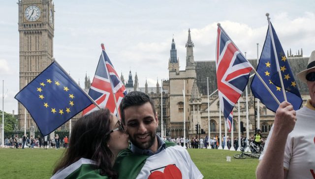 Великобритания отдала голос против выхода из ЕС, — опрос