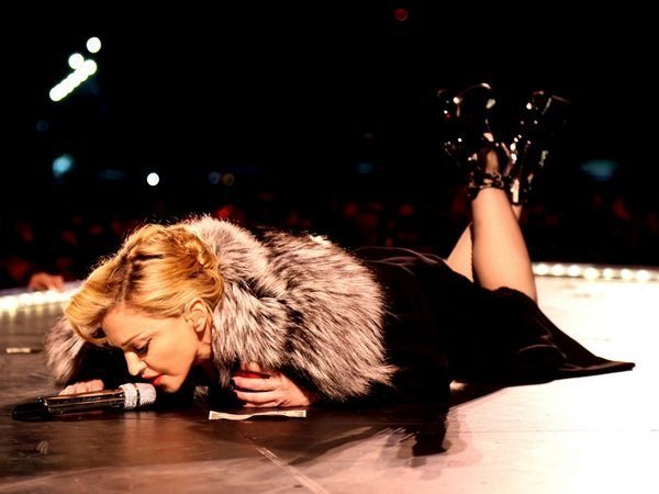 Мадонна упала на сцене