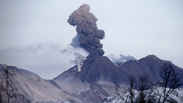 Вулкан на Камчатке «плюется» пеплом в высоту до 4 км