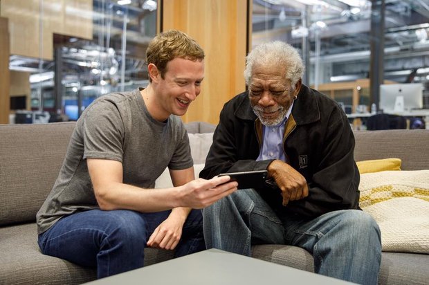 Репортеры узнали, сколько человек ведет страничку Цукерберга в фейсбук
