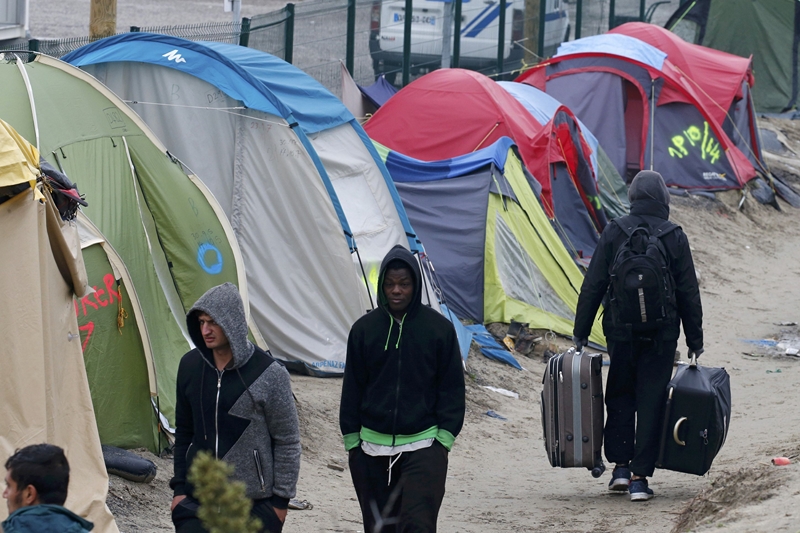 В лагере мигрантов во французском Кале возник крупный пожар