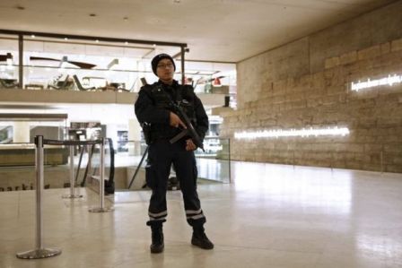 Напавшим на бойца у Лувра оказался турист из Египта
