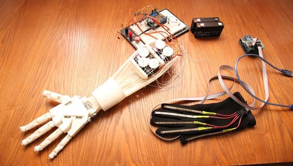 Студенты из Томска создали сенсорную «руку-робот», повторяющую движения человека