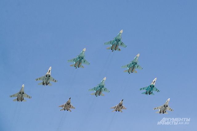 В Екатеринбурге прошла репетиция военной авиации перед Парадом Победы — Истребители над городом