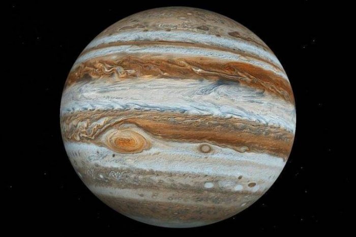 Огромные облака Юпитера сняли на камеру