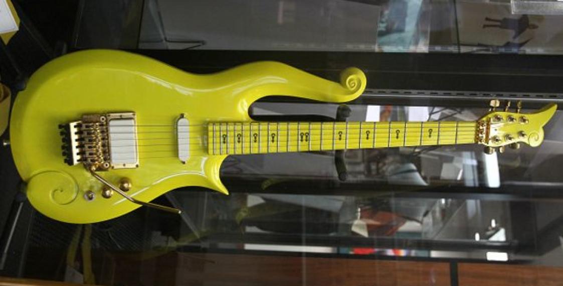 Гитару Принса продали на аукционе за 7,5 тыс