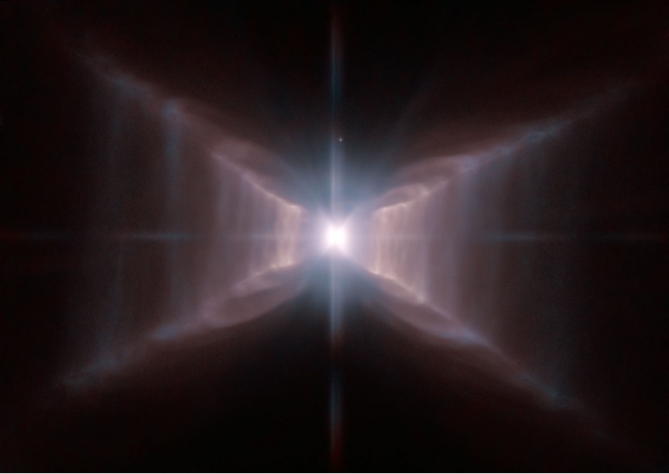 «Хаббл» сфотографировал таинственный «красный квадрат» в космосе