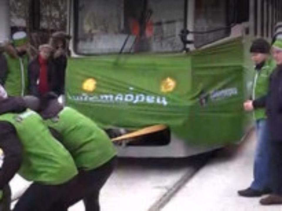 Иркутская силачка Кошелева протащила в мороз два трамвая с пассажирами — Мировой рекорд