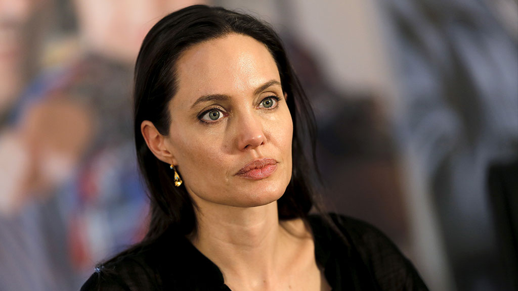 СМИ говорили о намерении Джоли стать лесбиянкой