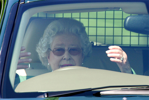 Королева Елизавета II прокатила герцогиню Кембриджскую Кейт на внедорожнике