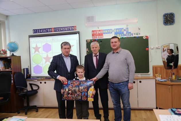Новосибирский школьник получил новогодний подарок от Медведева