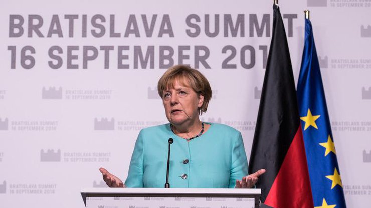 Мы не справимся: Меркель отказалась от основного слогана миграционной политики ФРГ