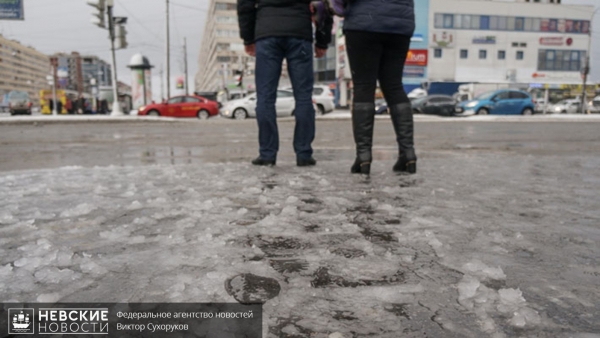 В Петербурге cотрудники экстренных служб предупреждают о сильном гололеде в ночь на 19 февраля