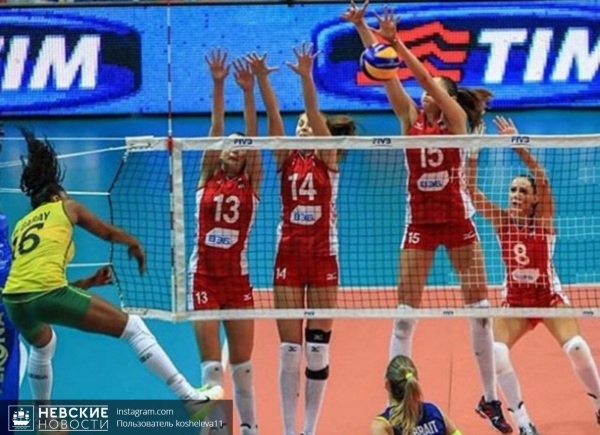Турецкие фанаты забросали русских спортсменок мусором