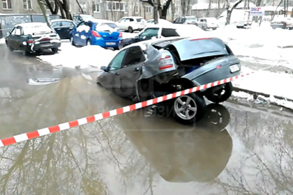 В столице РФ коммунальщики, доставая машину из ямы, порвали ее пополам
