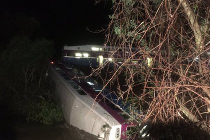 В Калифорнии потерпел крушение пассажирский поезд