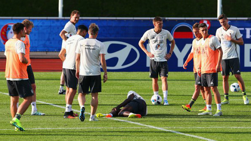 Защитник сборной Германии по футболу Рюдигер пропустит ЧЕ-2016 из-за травмы колена