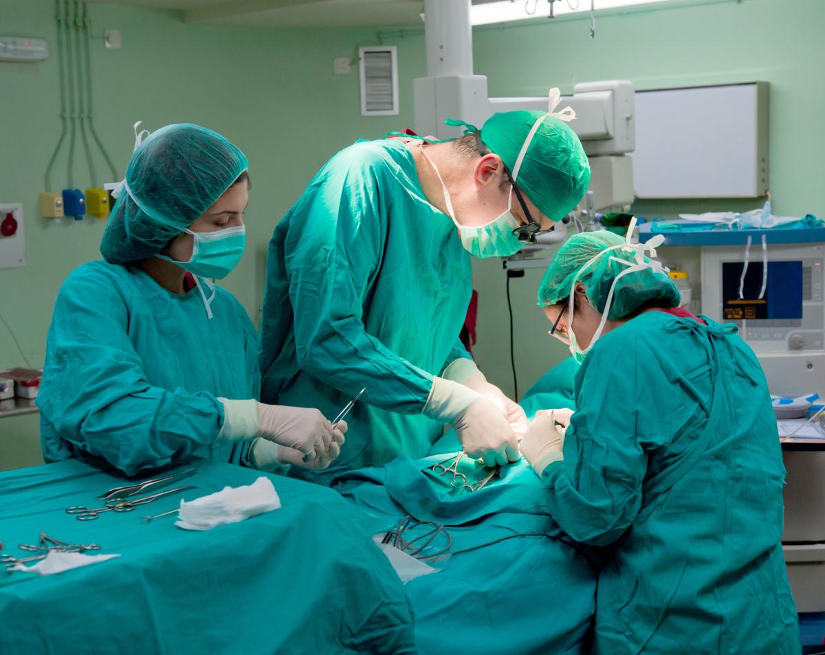 В Красноярском крае хирурги в первый раз пересадили двум пациентам сердце и печень
