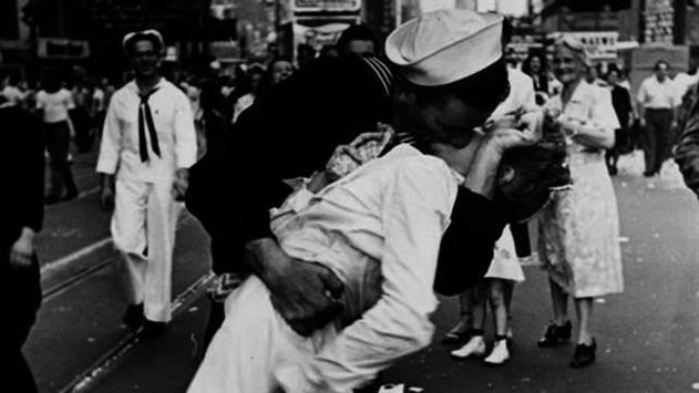 Скончалась медсестра с фотографии «Поцелуй на Таймс-сквер»