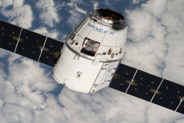 Грузовой корабль SpaceX удачно сел в Тихом океане