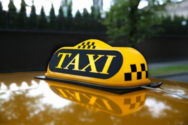 Смольный разрабатывает вопрос установления наибольшего количества такси в Петербурге