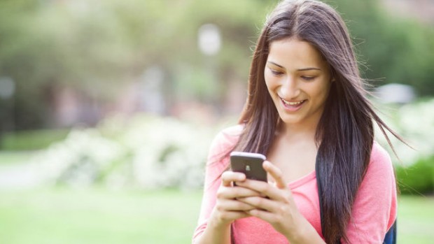 Психологи: Женщины не менее зависимы от телефонов