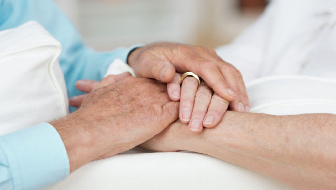 Пара после 58 лет брака скончалась, держась за руки
