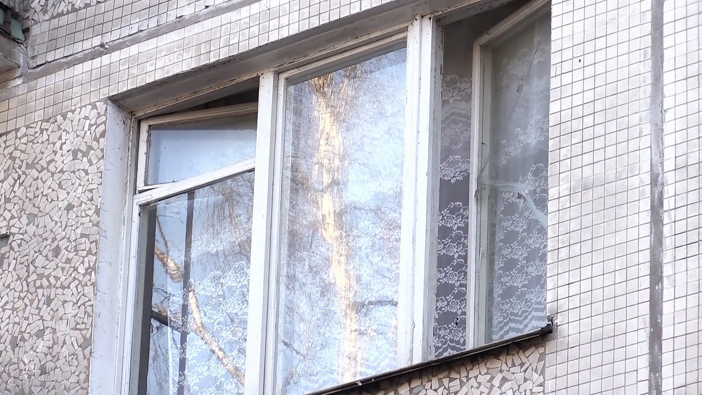 Приземлилась на матрац: в Оренбуржье грузчики спасли выпавшего с 5 этажа ребенка