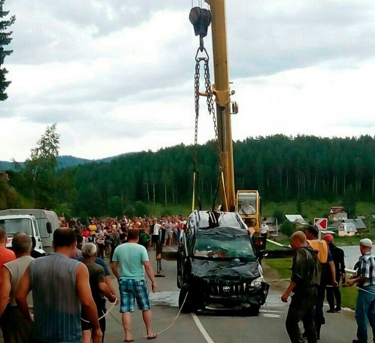На Алтае со дна реки достали вседорожный автомобиль с телами 2-х погибших
