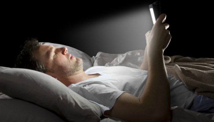 Производителям телефонов и планшетов следует позаботиться о «режиме перед сном»