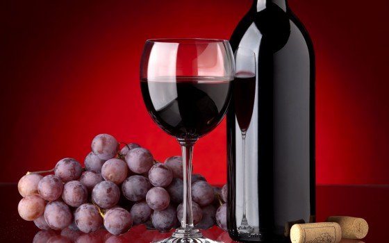 Ученые обнаружили компонент красного вина, замедляющий старение мозга