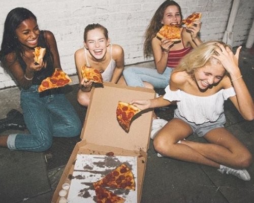 Ученые: Из-за ужинов с друзьями может испортиться рацион питания