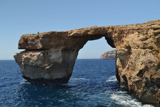 Популярная скалистая арка «Лазурное окно» обрушилась на Мальте