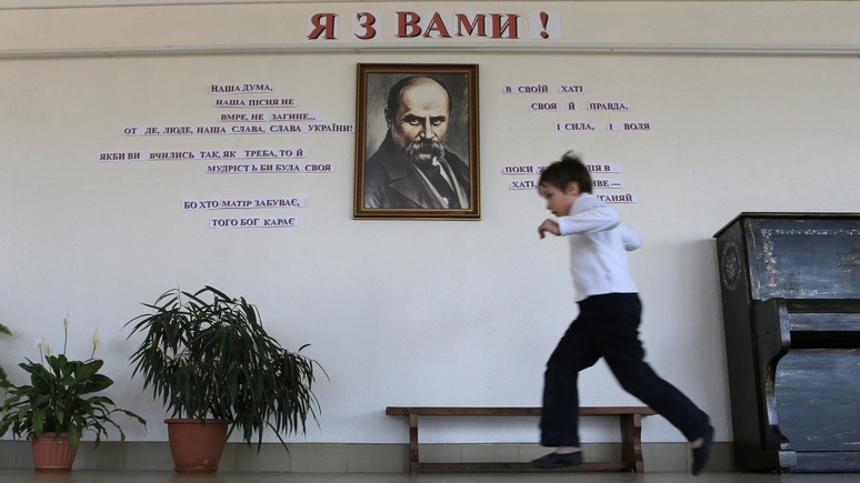 Украинским учащимся запретили читать Толстого и Достоевского