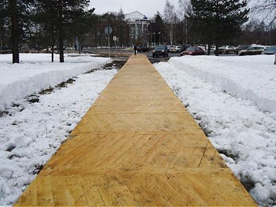 В Архангельске чиновники вместо плитки выложили тротуар паркетом