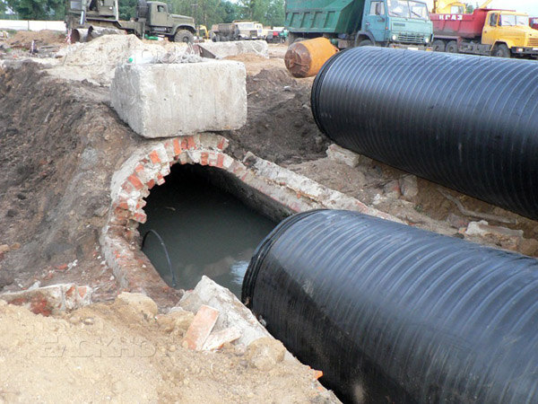 «Стены в грунте» сделаны в процессе реконструкции канализационного коллектора на улице Горной
