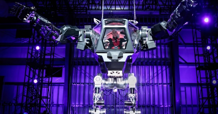 Руководитель Amazon протестировал четырехметрового робота