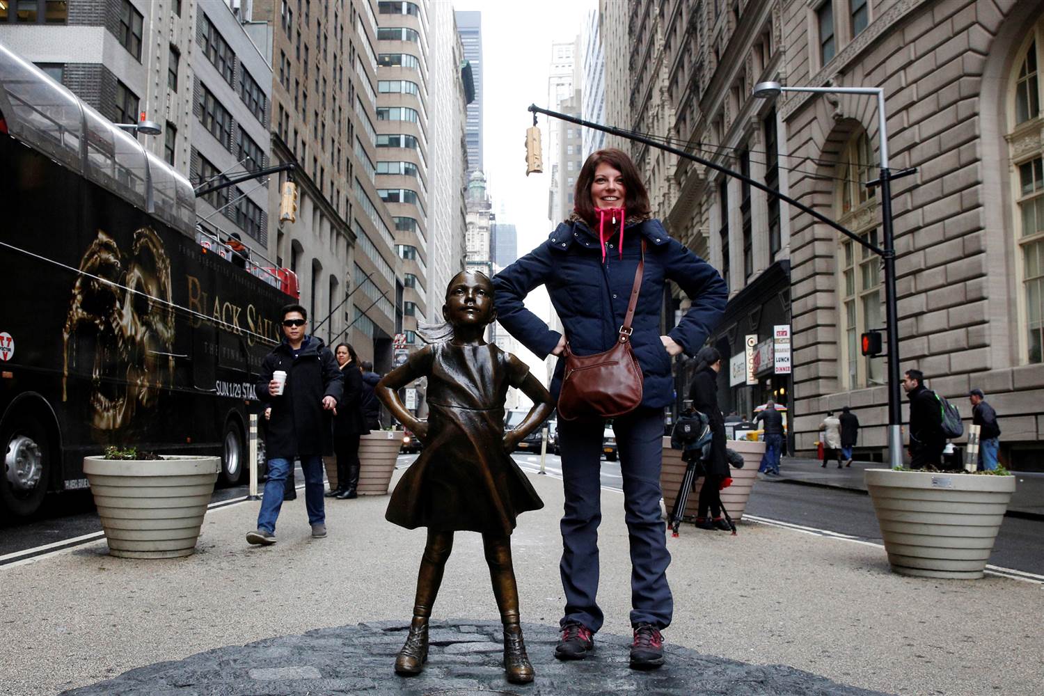 На Уолл-стрит установили монумент сильной девочке в честь 8 Марта