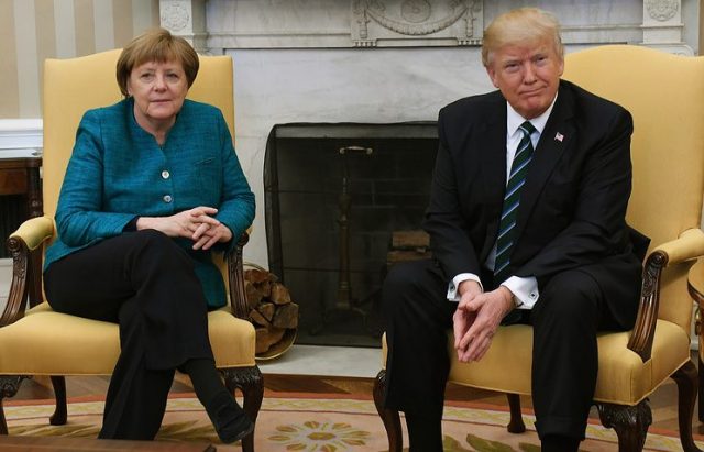 Трамп и Меркель не пожали руки на фотографировании в Белом доме